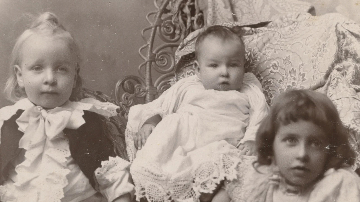 FROM PONTIAC, MICH, FAMILY PORTRAIT, CUTE CHILDREN