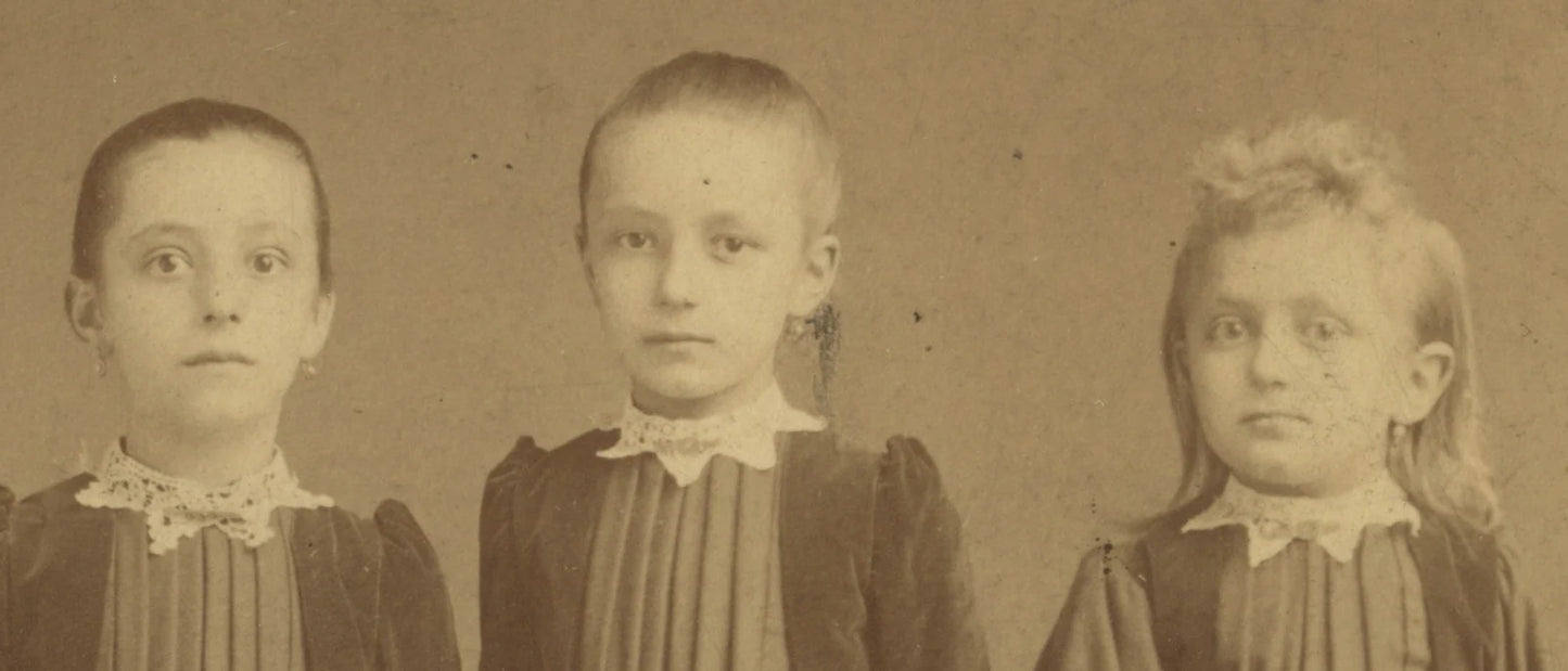 FROM CHICAGO, ILLINOIS, PHOTO 3 YOUNG SISTERS DRESSED SIMILARLY