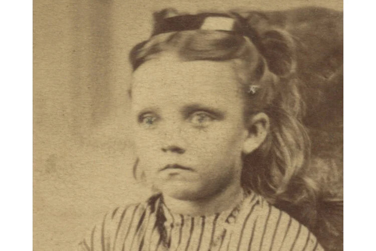 STUDIO PORTRAIT, CUTE GIRL W/ LOCKET