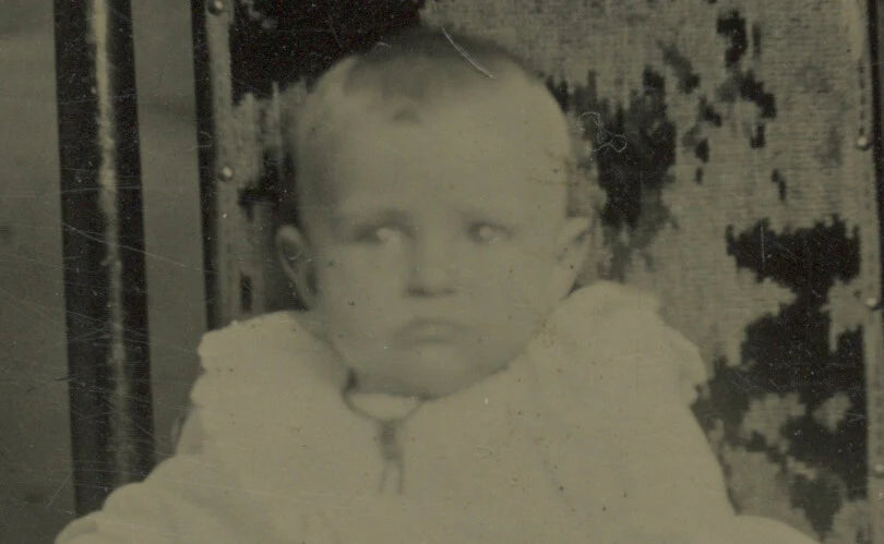 PORTRAIT CUTE BABY ON WOODEN CHAIR 1/6 PLATE TINTYPE