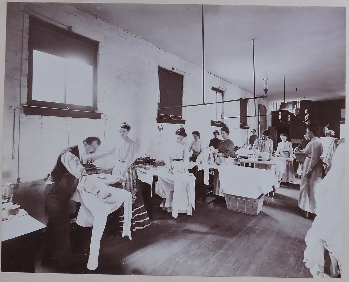 5710 WALNUT ST., HAND LAUNDRY WORKERS IRONING, OCCUPATIONAL PGH 7.5x9.5 PHOTO