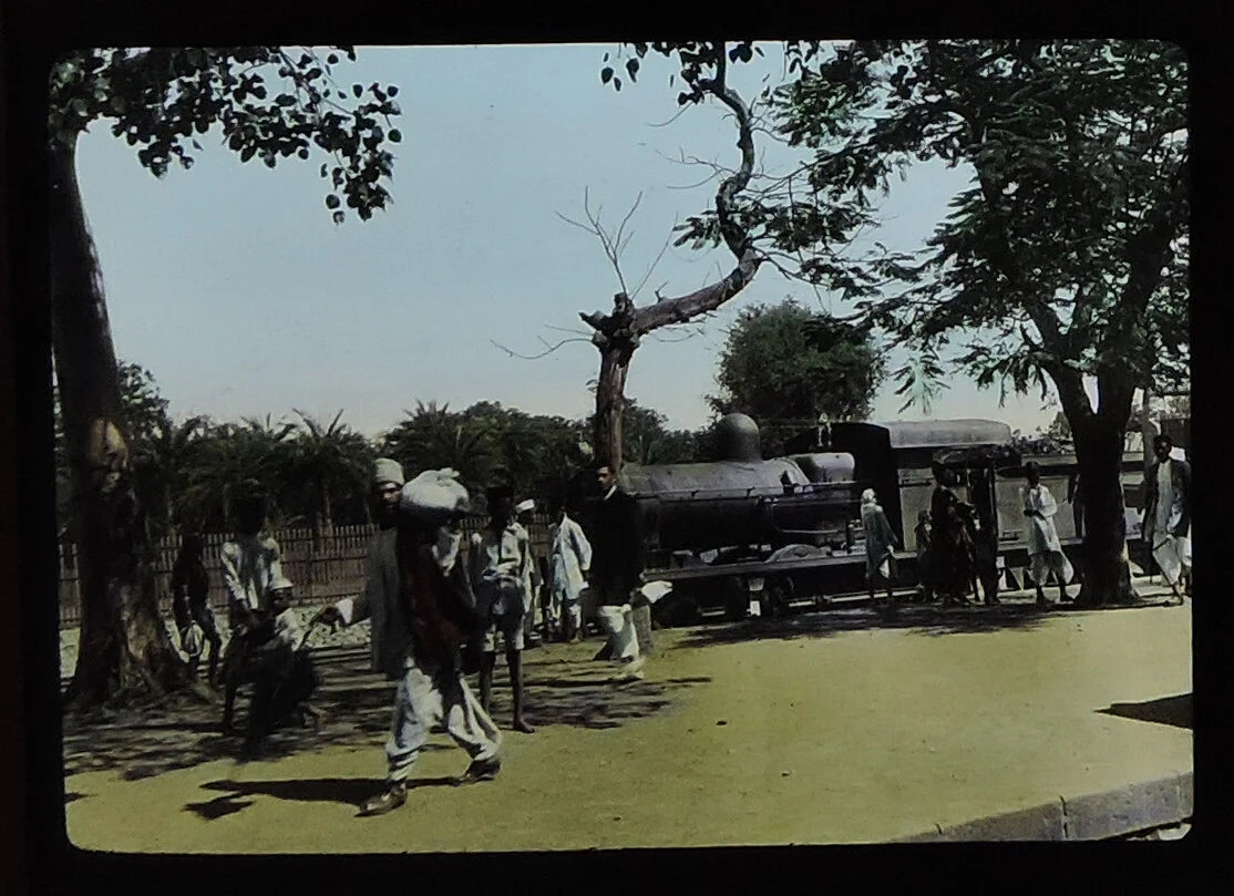 PHOTO ON GLASS VINT ORIGINAL, COLOR SCENE, INDIA BARODA, RAILWAY TRAIN