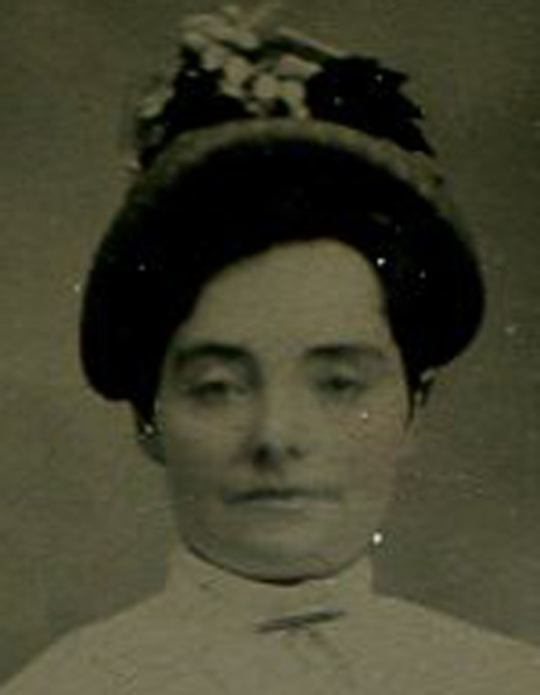 WOMAN WEARING HAT AND WHITE DRESS. TINTED TINTYPE.