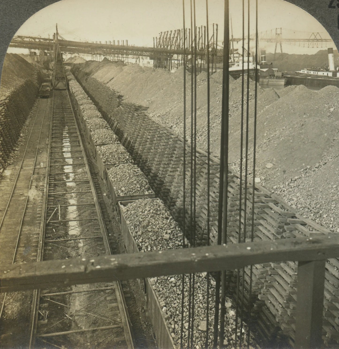 MANUFACTURING VINT PHOTO INDUSTRIAL PRODUCTION, RAILROAD CARS