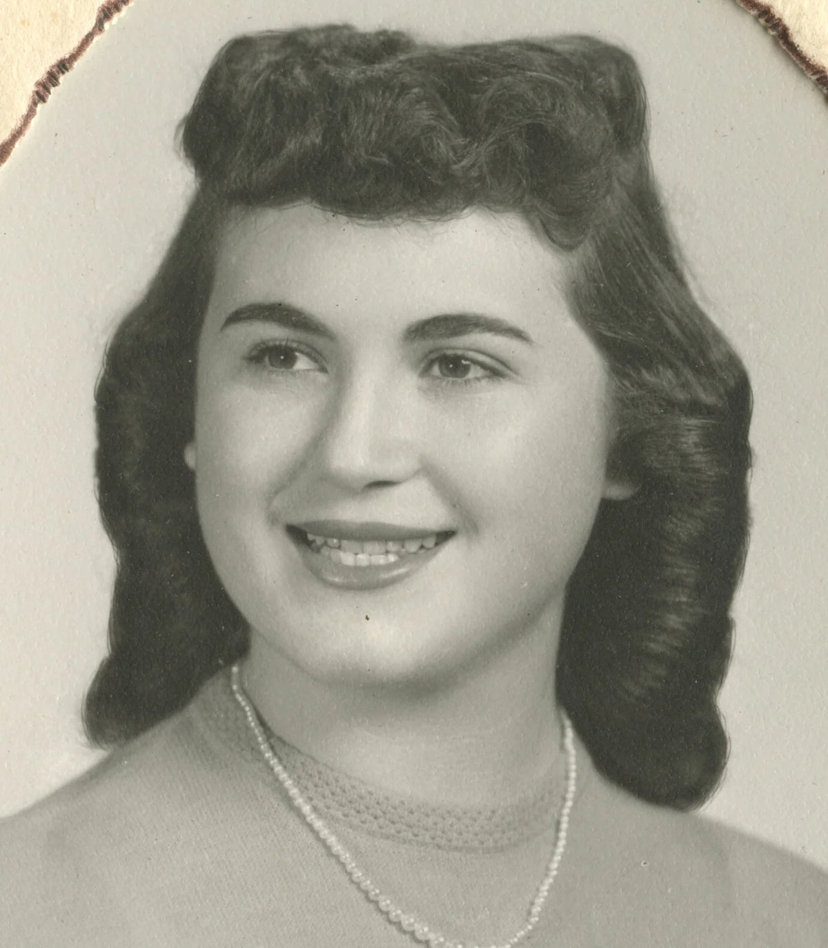 STUDIO PHOTO SMILING LADY W/ PEARL NECKLACE