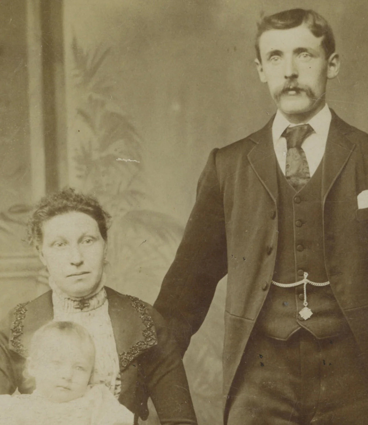 GLASGOW, SCOTLAND, STUDIO PORTRAIT OF YOUNG FAMILY
