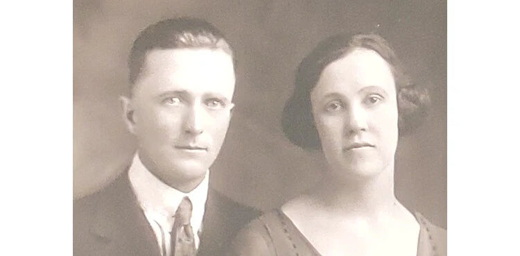 FROM PANORA, OR GUTHRIE CENTER, IA, STUDIO PHOTO OF YOUNG LADY