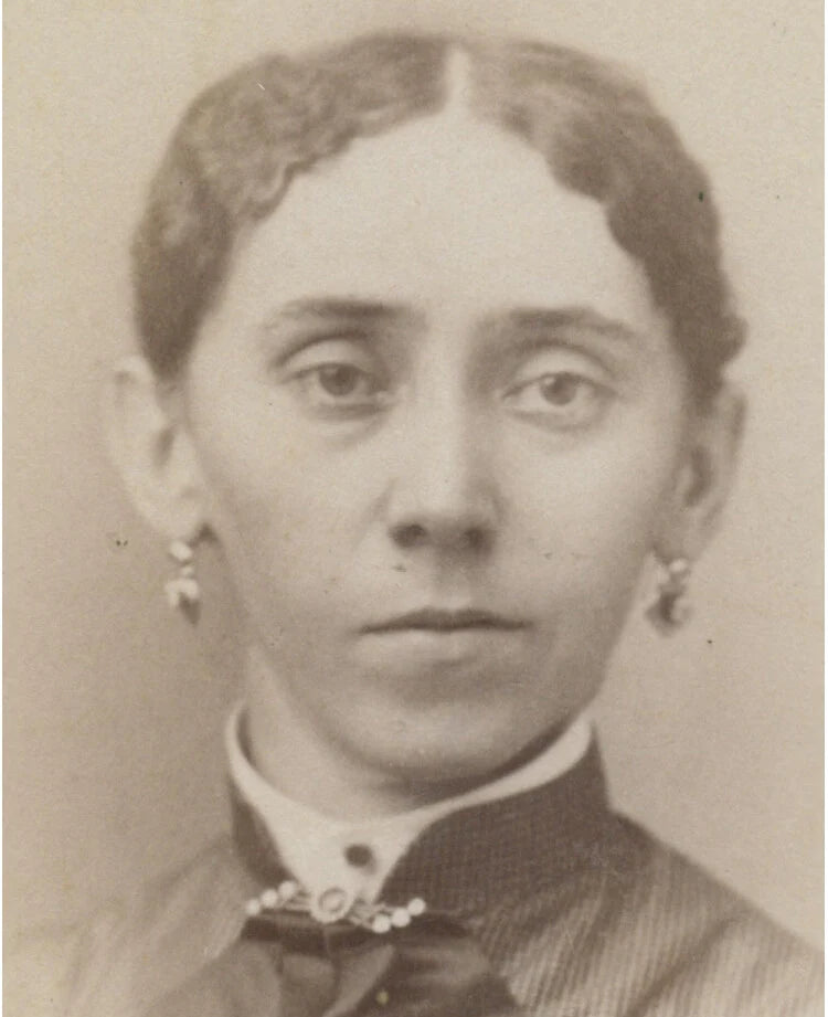 FROM PORTLAND, ME, PHOTO OF LADY W/ PIN + BOW