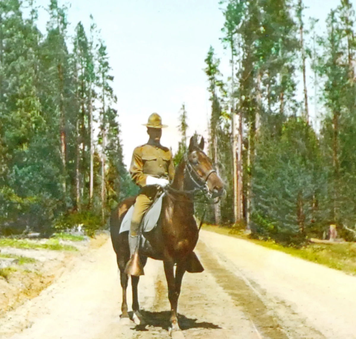 MOUNTED POLICE IN UNIFORM YELLOWSTONE PARK, HAND TINTED ANTIQUE PHOTO ON GLASS
