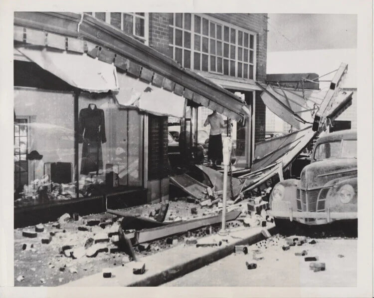 1949 PHOTO OF OLYMPIA, WASHINGTON MAIN STREET EARTHQUAKE RUINS W/ CAR
