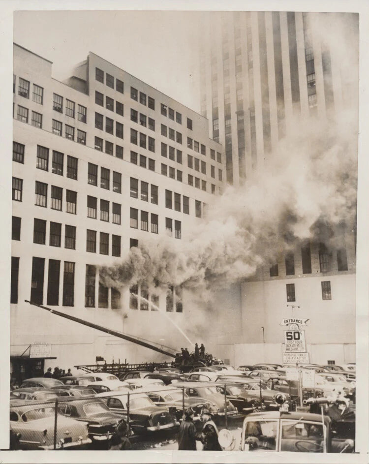 1954 PHOTO OF NEW YORK DAILY NEW BUILDING ON FIRE