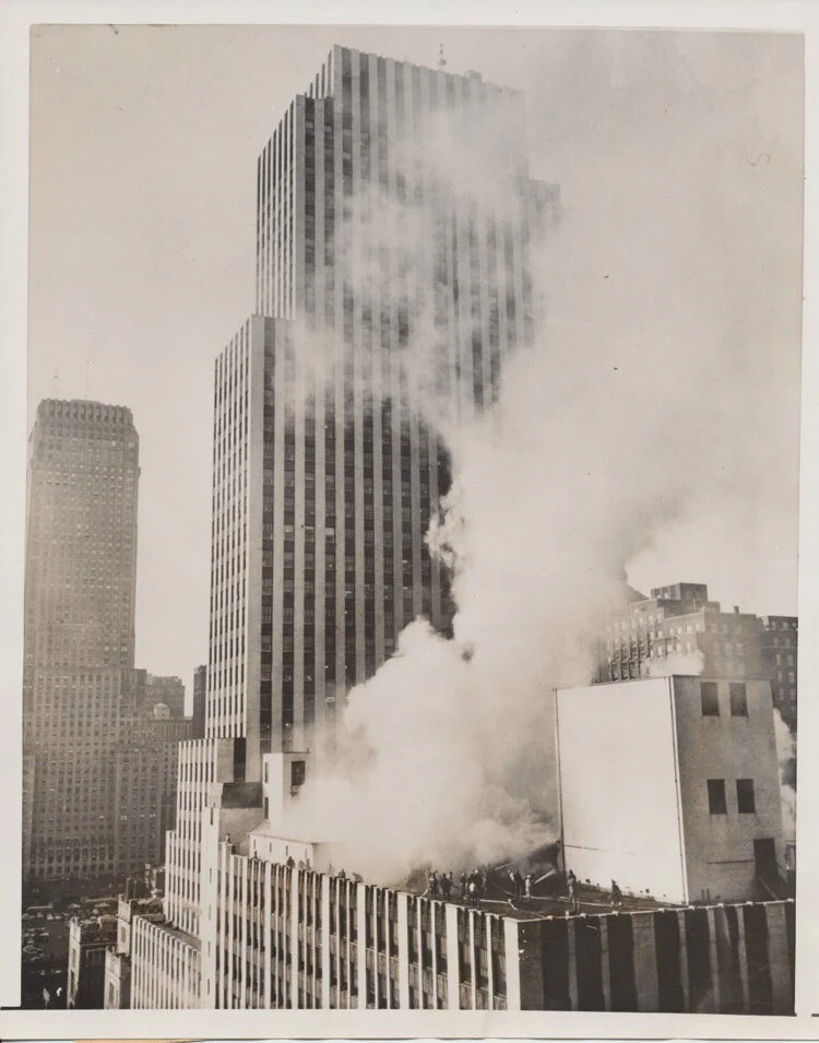 1954 PHOTO OF MASSIVE FIRE AT NEW YORK DAILY NEWS BUILDING
