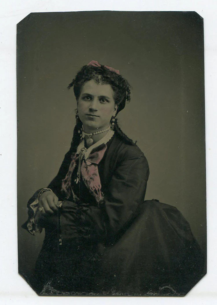 WOMAN IN CLASSIC POSE. BEAUTIFUL JEWELRY AND TINTING. TINTYPE.