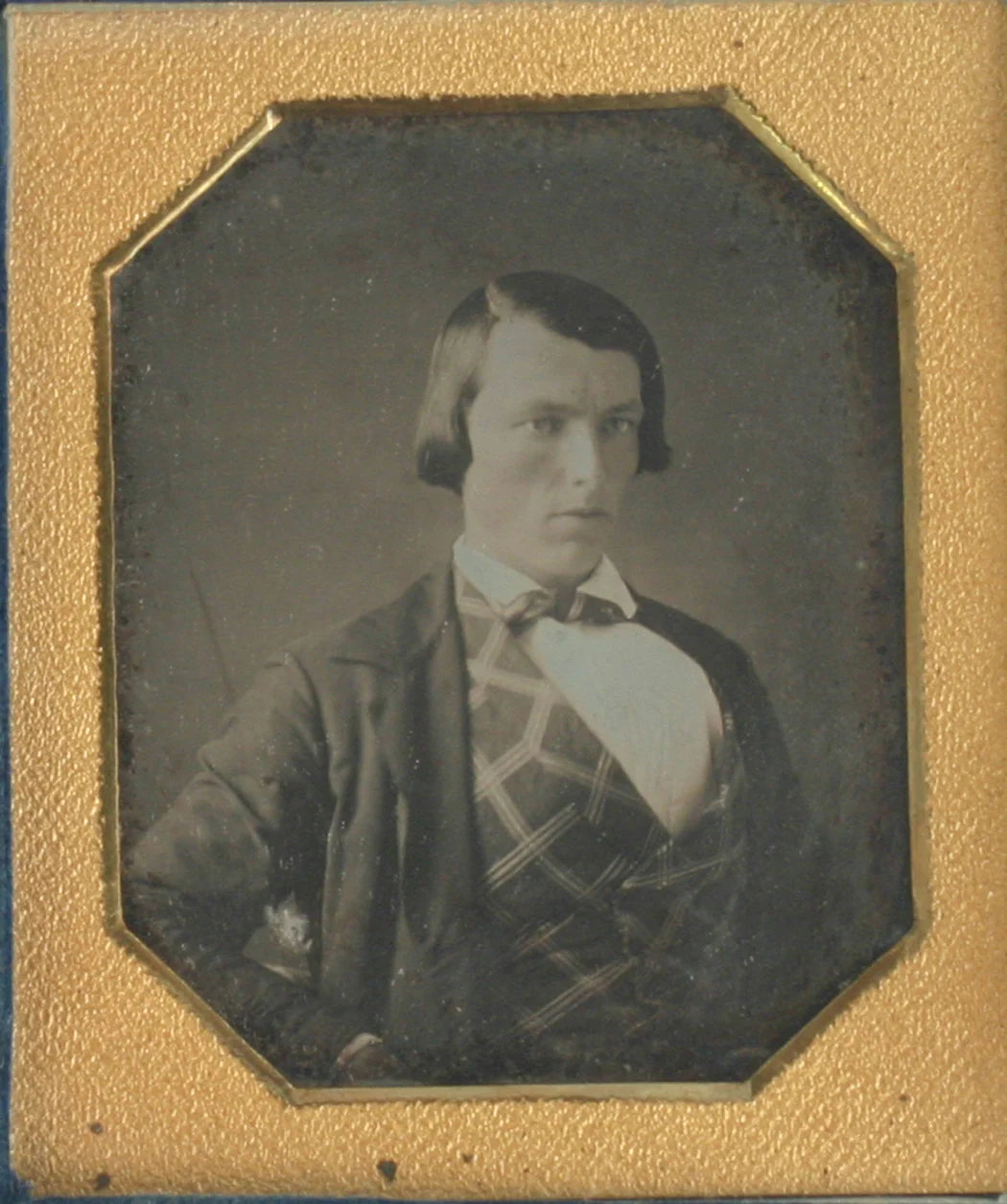 MAN PATTERNED VEST. TINTED, GOLD TONED EARLY DAGUERREOTYPE 6TH PLATE, FULL CASE.
