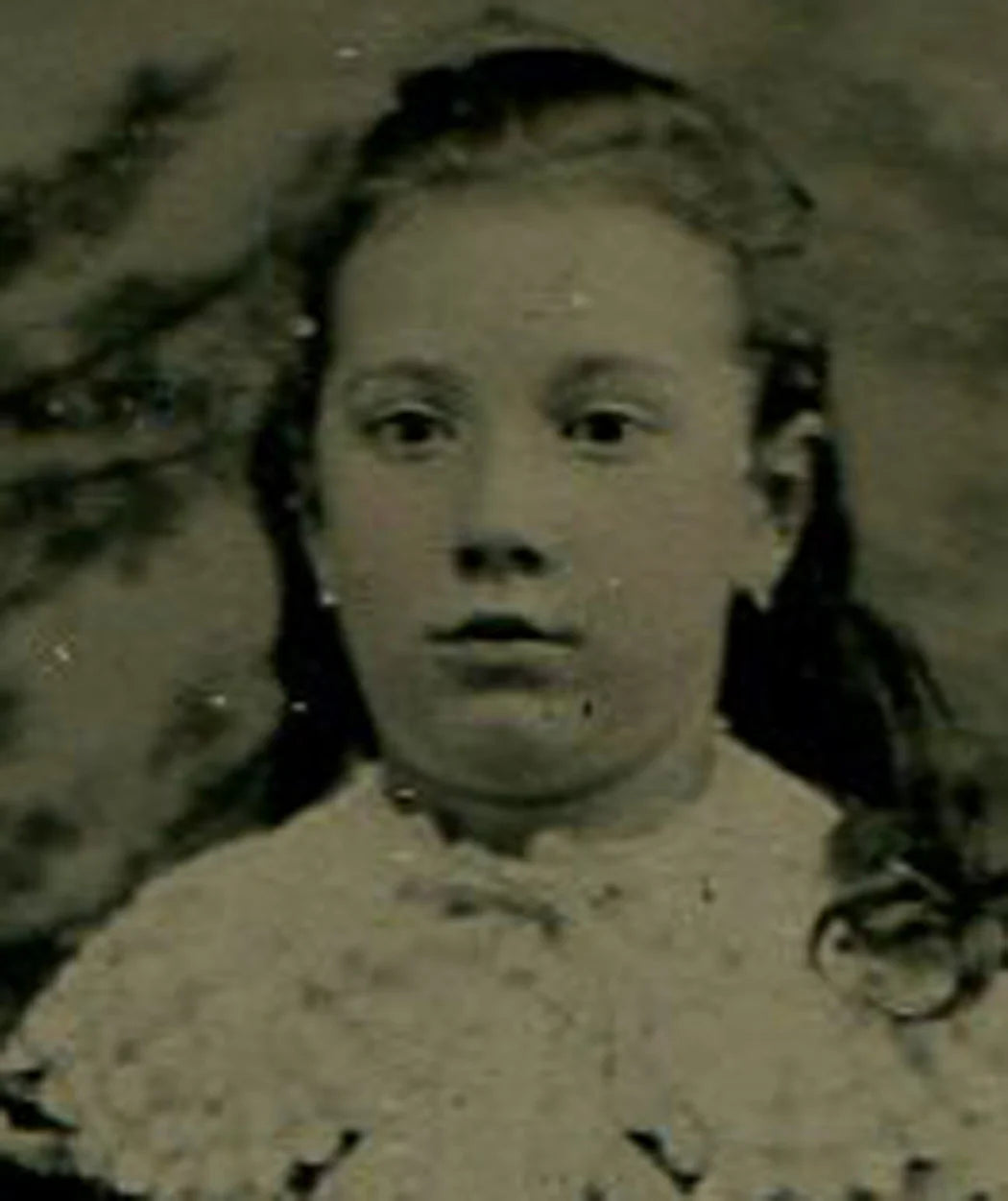 SCHOOL GIRL IN PLAID DRESS. PAINTED BACKGROUND, TINTYPE.