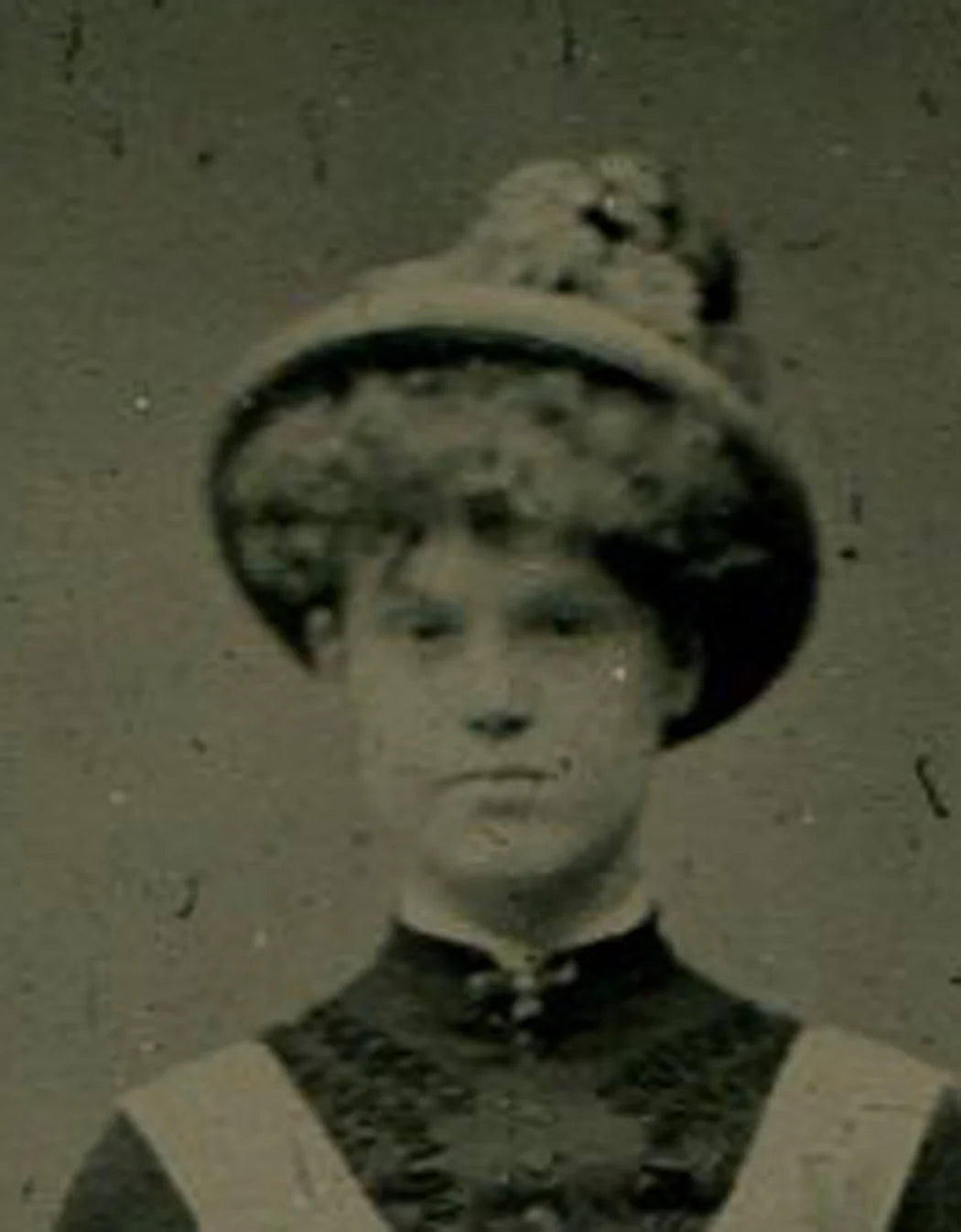 WOMAN WEARING JUMPER, GLOVES AND HAT. TINTYPE, PAINTED BACKGROUND.