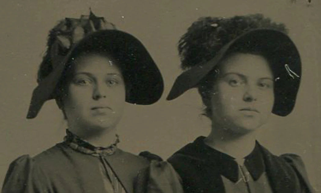TWO YOUNG WOMEN WEARING BONNETS AND GLOVES. TINTYPE.