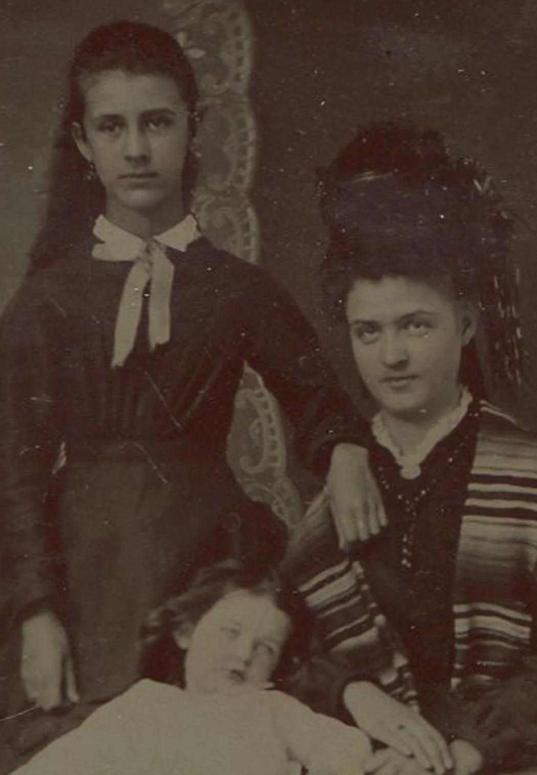 BEAUTIFUL MOTHER WITH DAUGHTERS. YOUNGEST LOOKS DRUNK. TINTED TINTYPE.