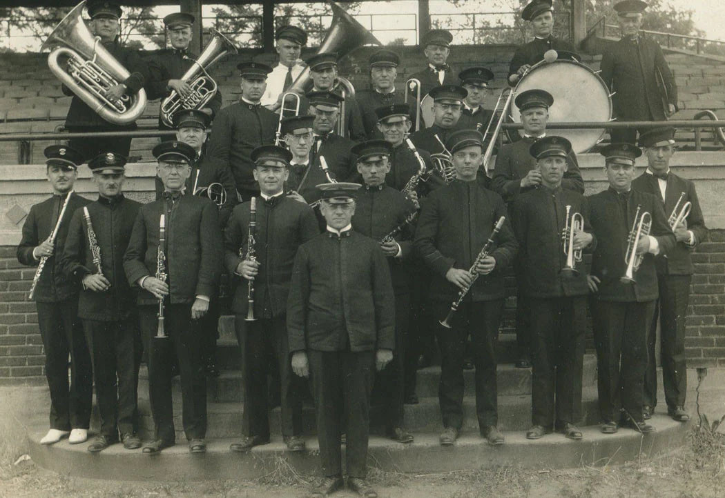 HAMILTON, OHIO, MUNICIPAL BAND. MEN IN UNIFORM WITH MUSICAL INSTRUMENTS.