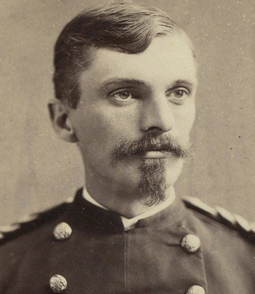 INDIAN WAR ERA CABINET CARD. U.S. OFFICER IN SHOULDER SCALES. 1870s. BANGOR, ME.