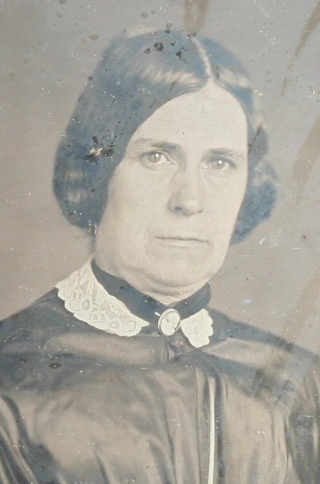 WOMAN IN SHINY DRESS, CAMEO BROOCH. DAGUERREOTYPE, 6TH PLATE FULL CASE.