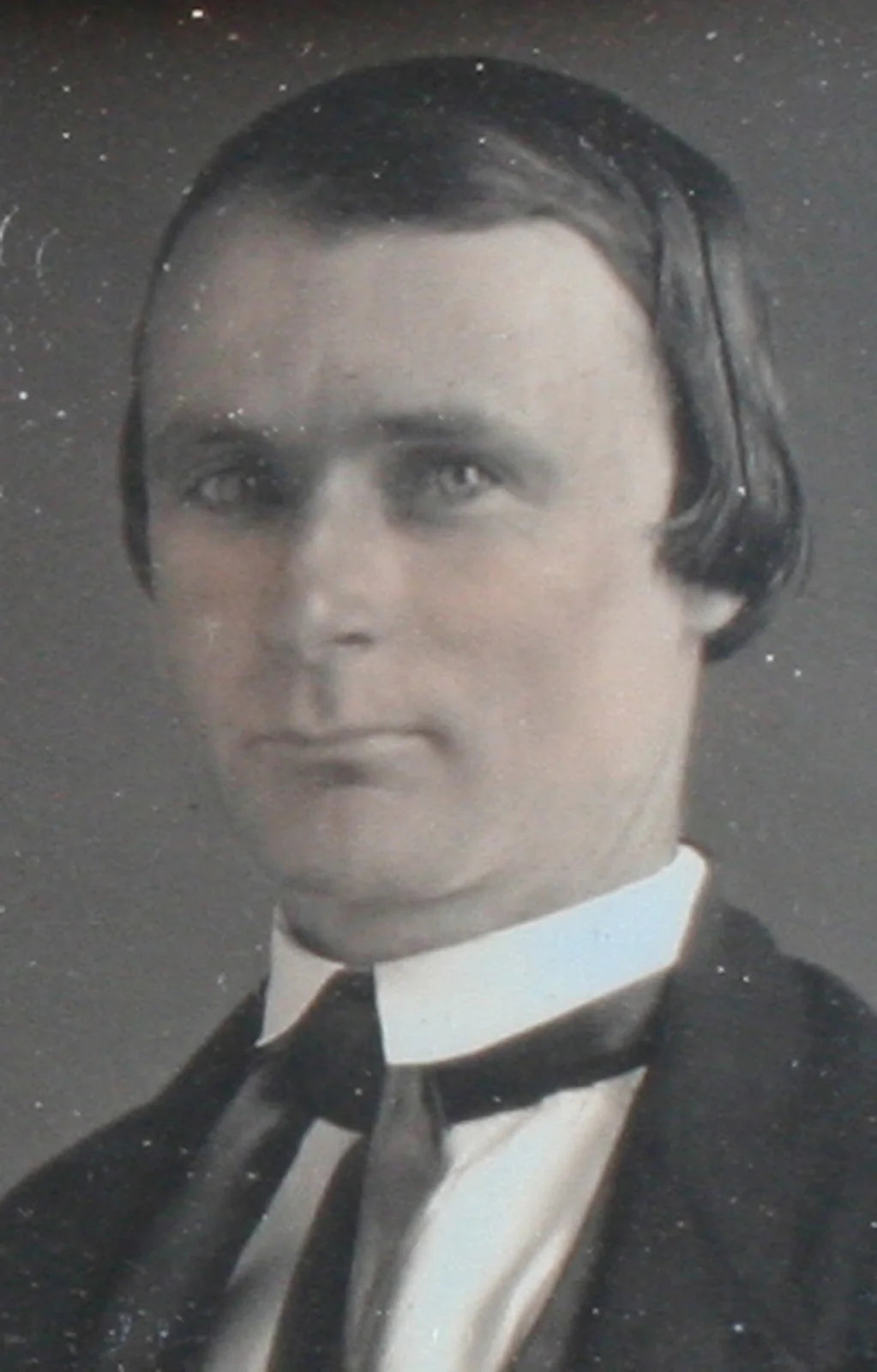 MAN WITH HAPPY EYES, SLIGHT GRIN. CRISP, TINTED DAGUERREOTYPE 6TH PLATE, CASE.
