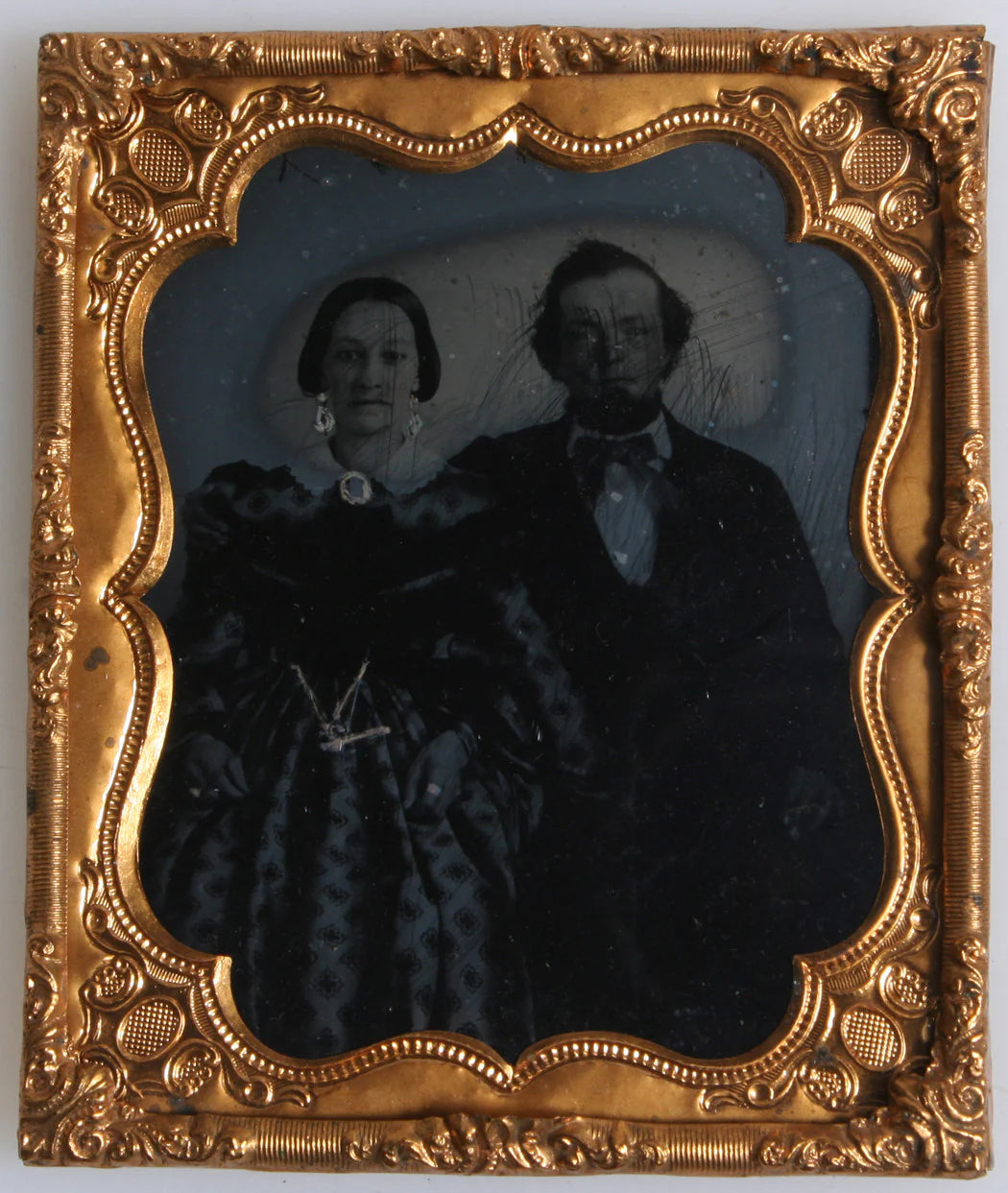 COUPLE IN STYLISH OUTFITS, GILDED JEWELRY. 6TH PLATE AMBROTYPE, DARK GLASS.