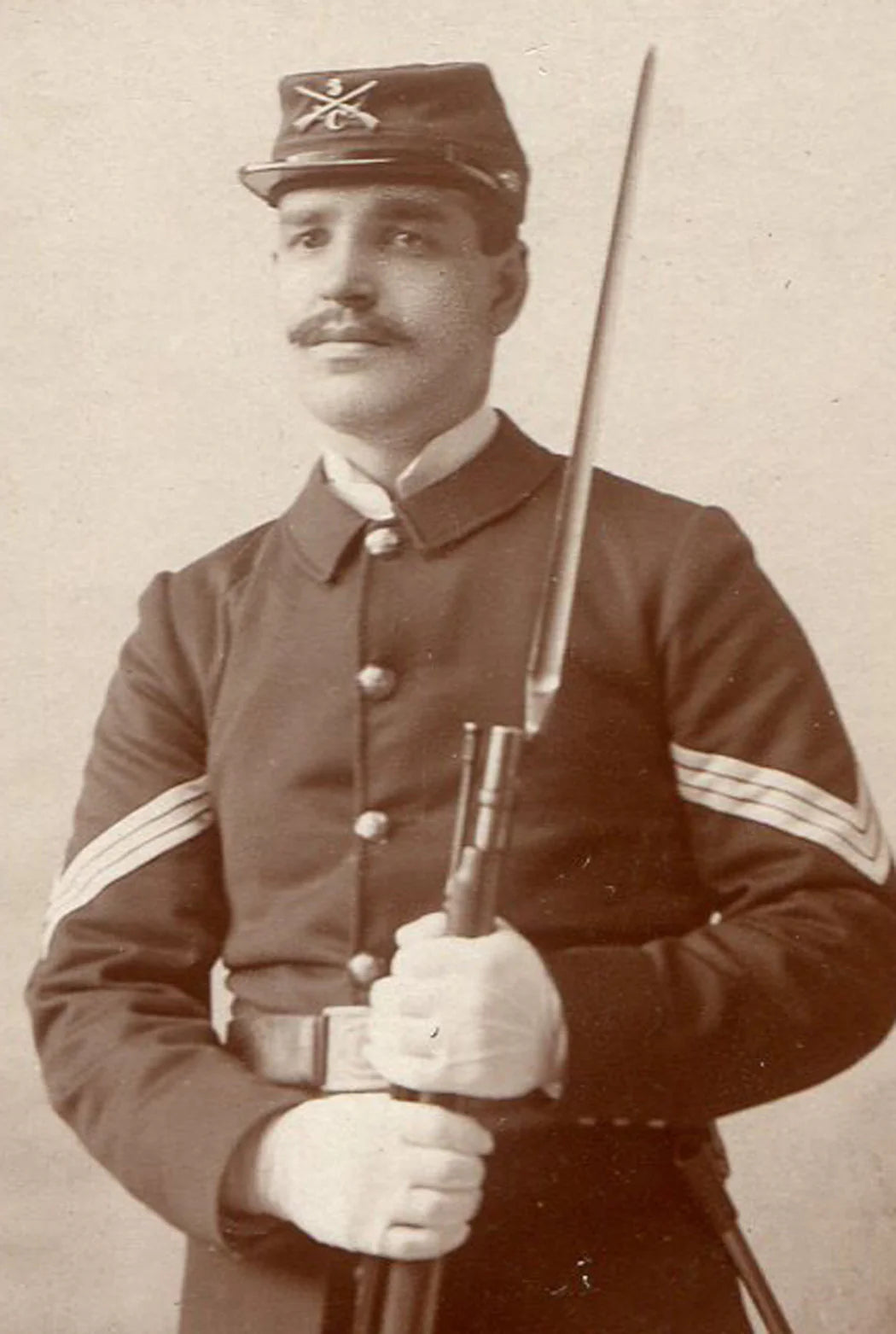 SOLDER IN UNIFORM WITH RIFLE, SPANISH AMERICAN WAR. CABINET CARD.