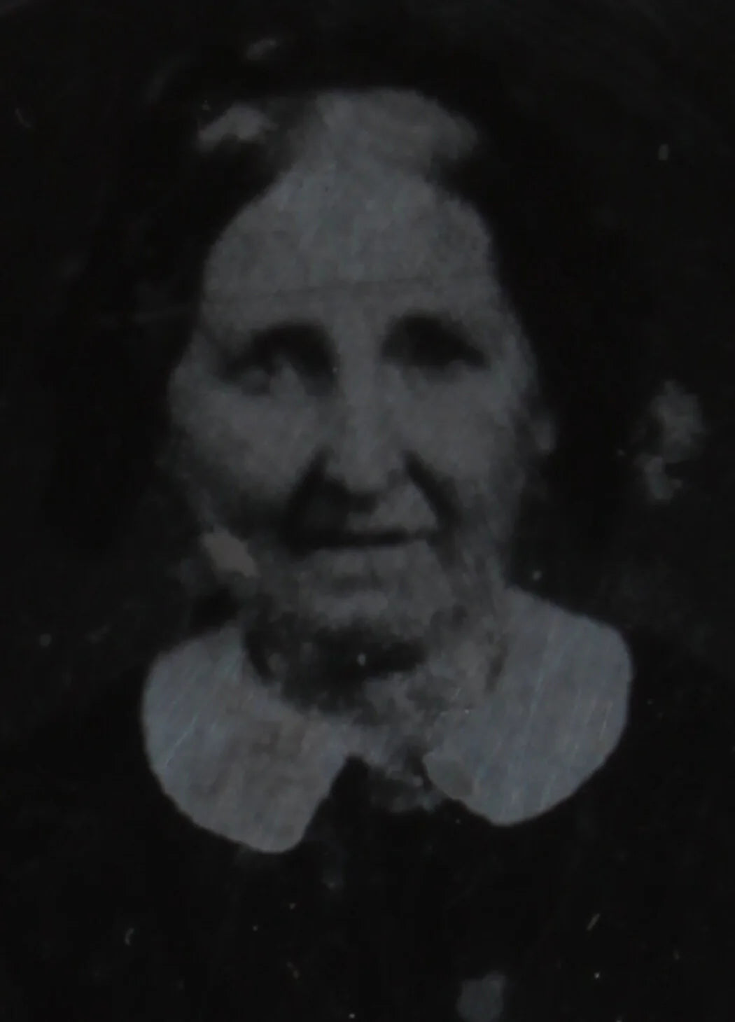 VERY OLD WOMAN IN WHITE COLLAR, FOLDED HANDS. AMBROTYPE, 9TH PLATE UNIQUE CASE.