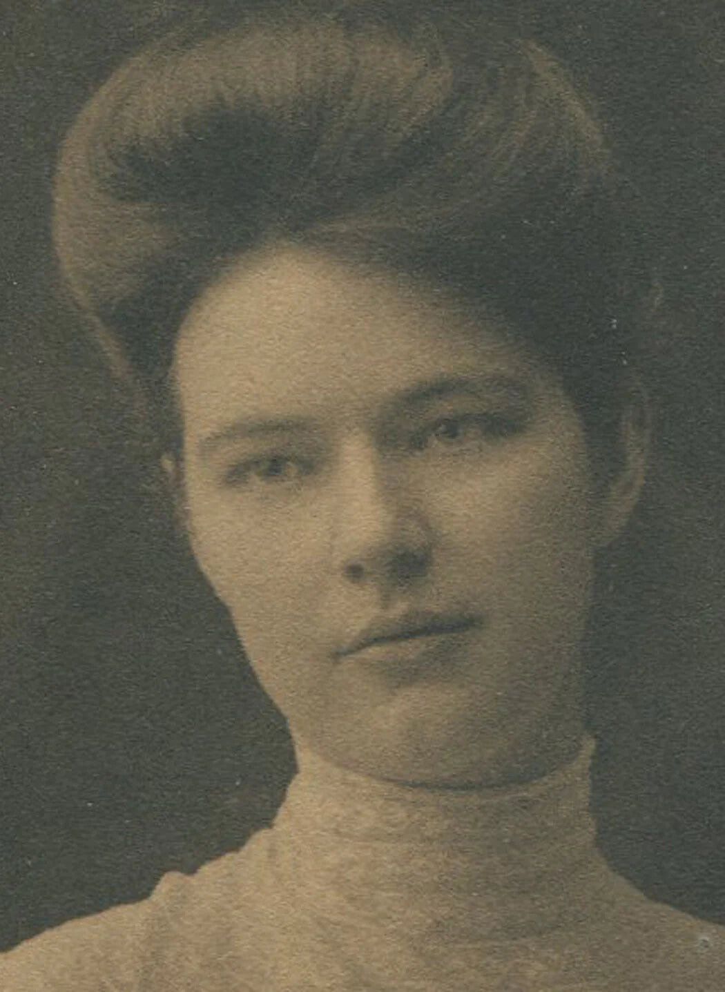 WOMAN WITH SOFT UP DO HAIR, HIGH LACE COLLAR. OVAL PRINT.