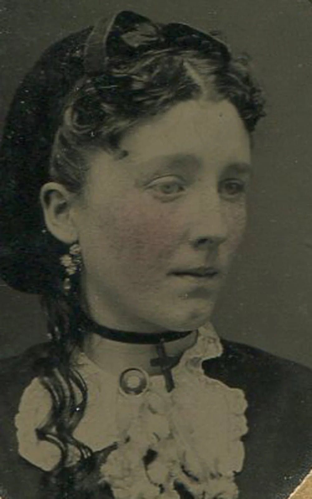 LOVELY YOUNG WOMAN WITH CRUCIFIX CHOKER NECKLACE. TINTED TINTYPE, PERIOD MAT.