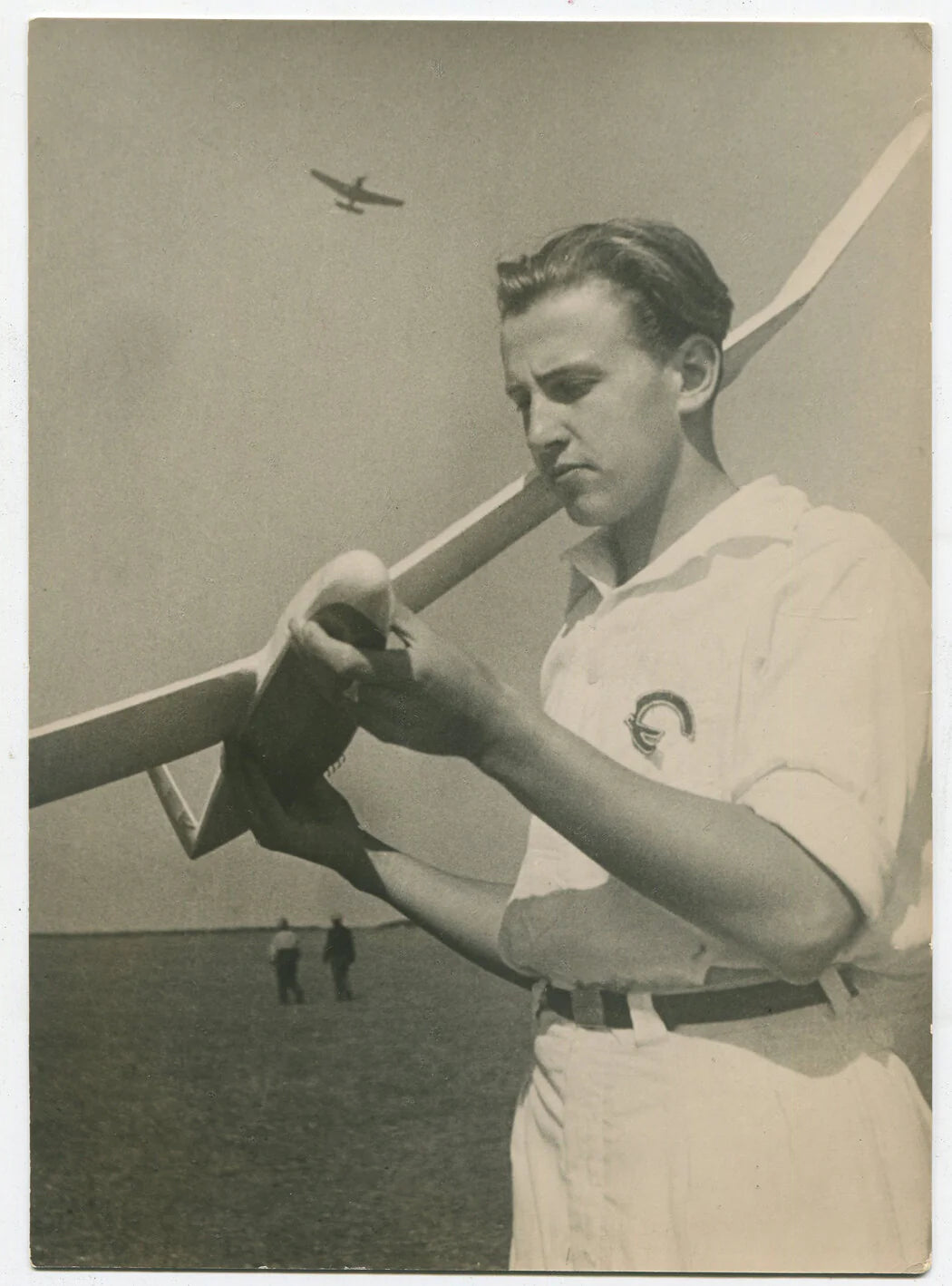 MODEL AIRPLANE BUILDERS FLYING PLANES. COOL PHOTO.9 X 6.5 B W. 1930-40.