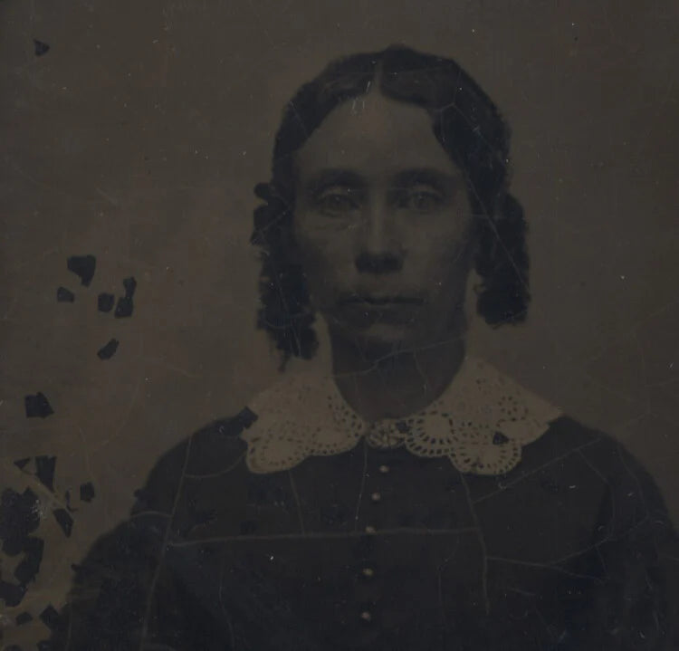 PORTRAIT OF WOMAN W/ BEAUTIFUL STRIKING EYES