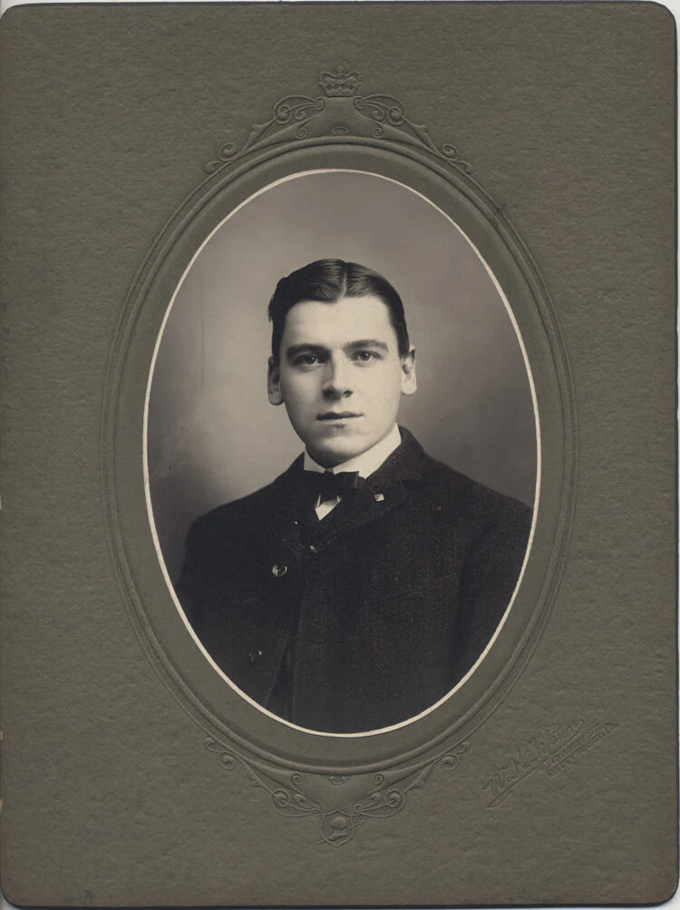 OVAL PORTRAIT OF WELL-DRESSED YOUNG MAN - GETTYSBURG, PA