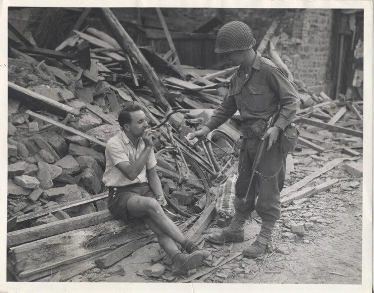 8X10 PHOTO OF AMERICAN SOLIDER GIVING FRENCH MAN A CIGARETTE - REPRINT