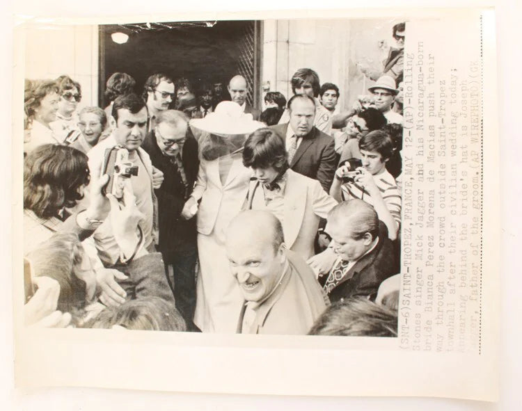 11X14 1970 PHOTO OF MIKE JAGGER AND BIANCA PEREZ WEDDING CEREMONY