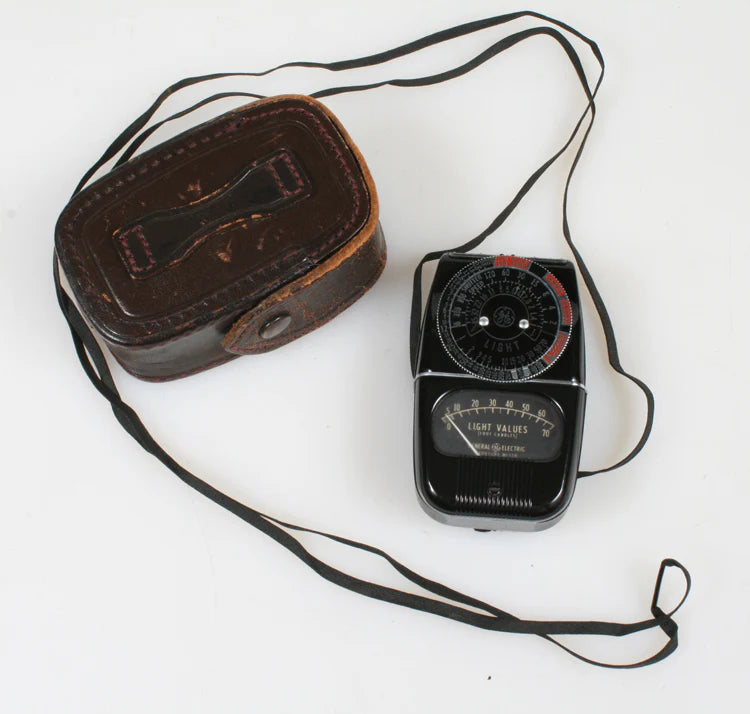 VINTAGE LIGHT METER WITH CASE AND STRAP