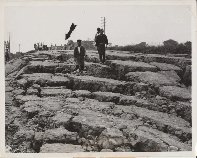 1943 PHOTO OF EARTHQUAKE AFTERMATH W/ VINTAGE CARS - FUKUI, JAPAN