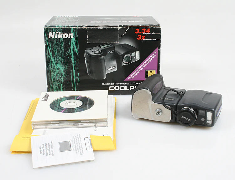 NIKON COOLPIX 990 IN BOX, FOR PARTS