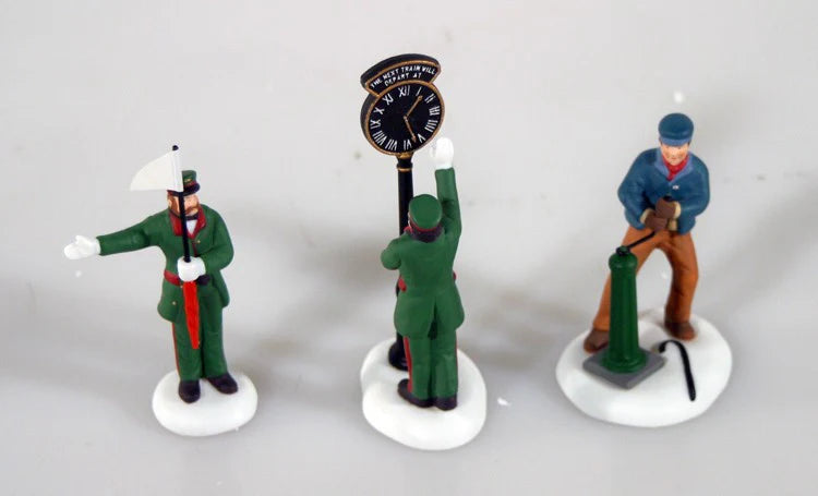 DEPARTMENT 56 HERITAGE VILLAGE OF BUSY RAILWAY STATION FIGURES.