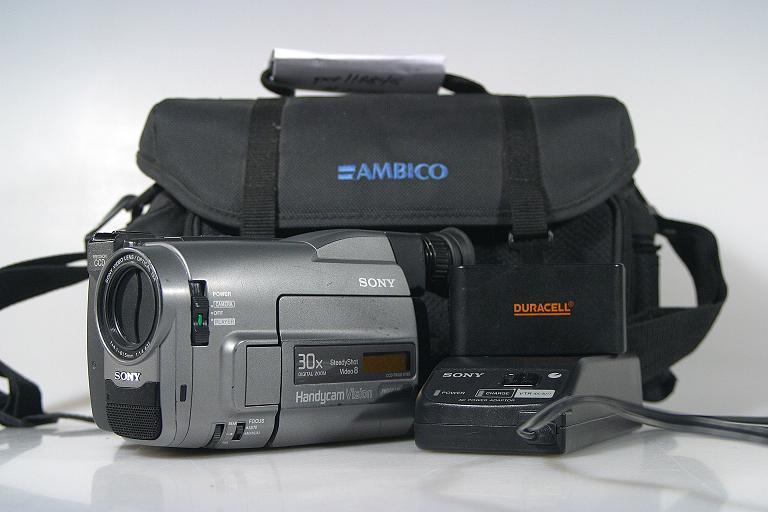 SONY HANDYCAM VIDEO 8 CAMCORDER WITH ACCESSORIES