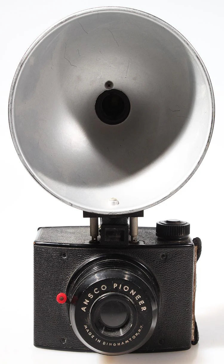 ART DECO CAMERA W/ ORIGINAL FLASH BAKELITE