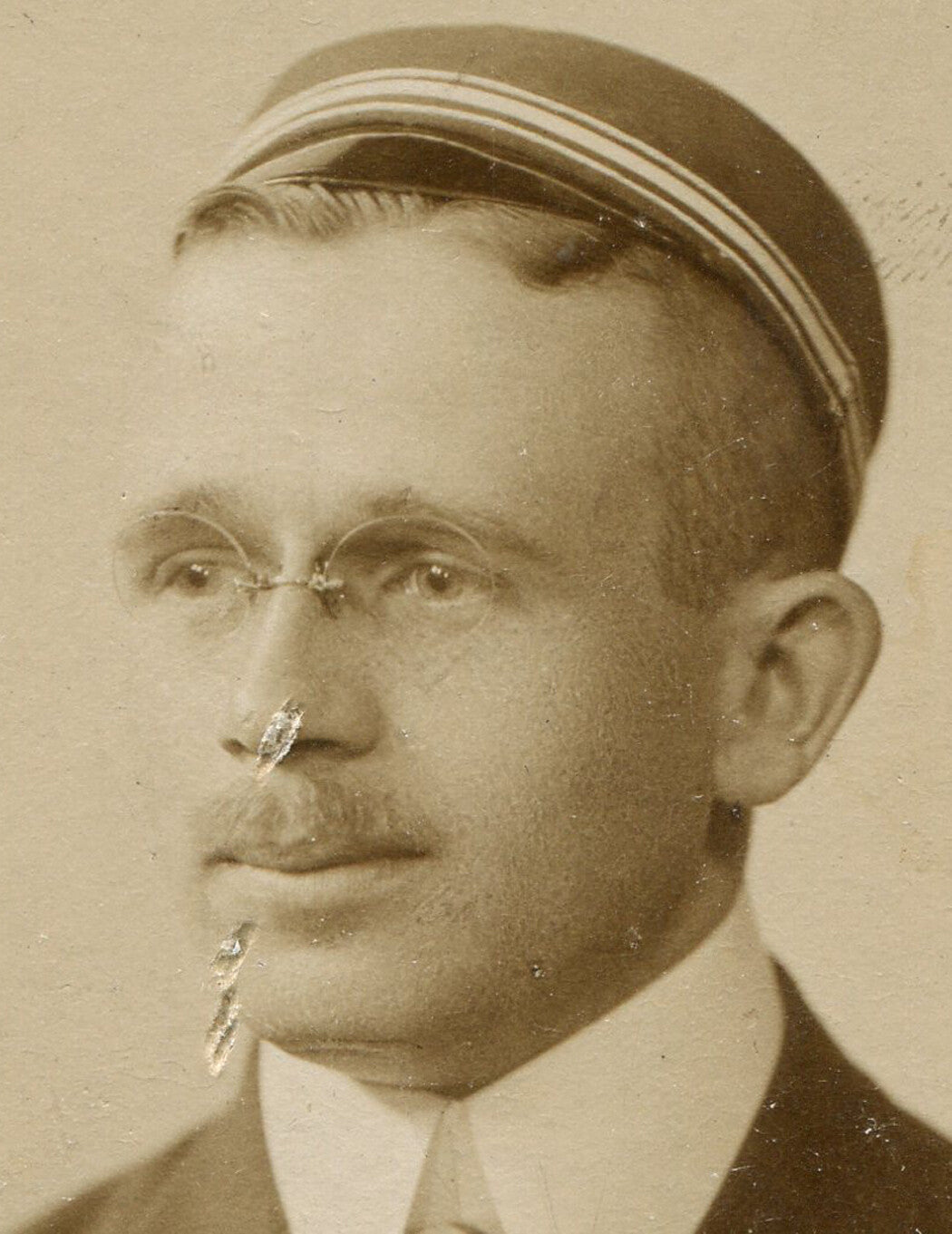 YOUNG MAN IN BROAD LAPEL SUIT, HAT AND GLASSES. CDV. GERMANY.