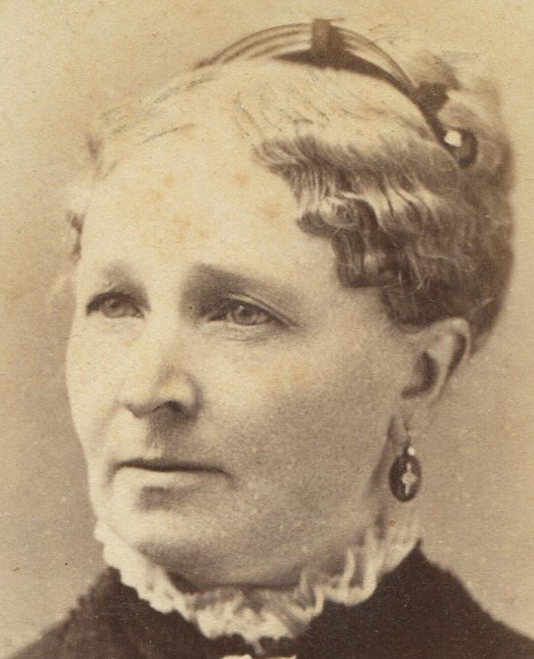 WOMAN, DEEP SET EYES, LACE COLLAR. CABINET CARD. NEWARK, N.J.
