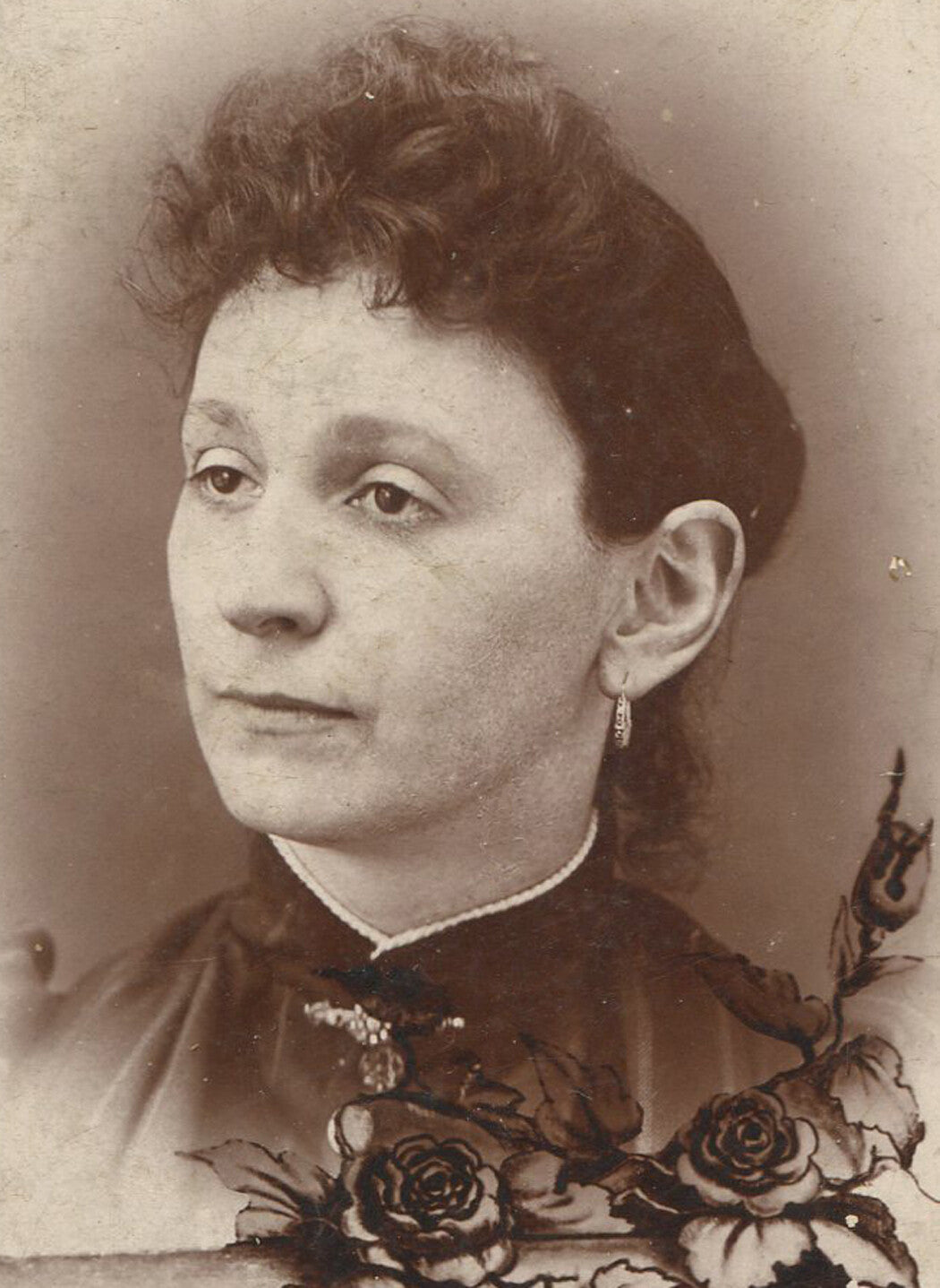 WOMAN WITH CURLY BANGS. CABINET CARD. GLOUSTER, OHIO.