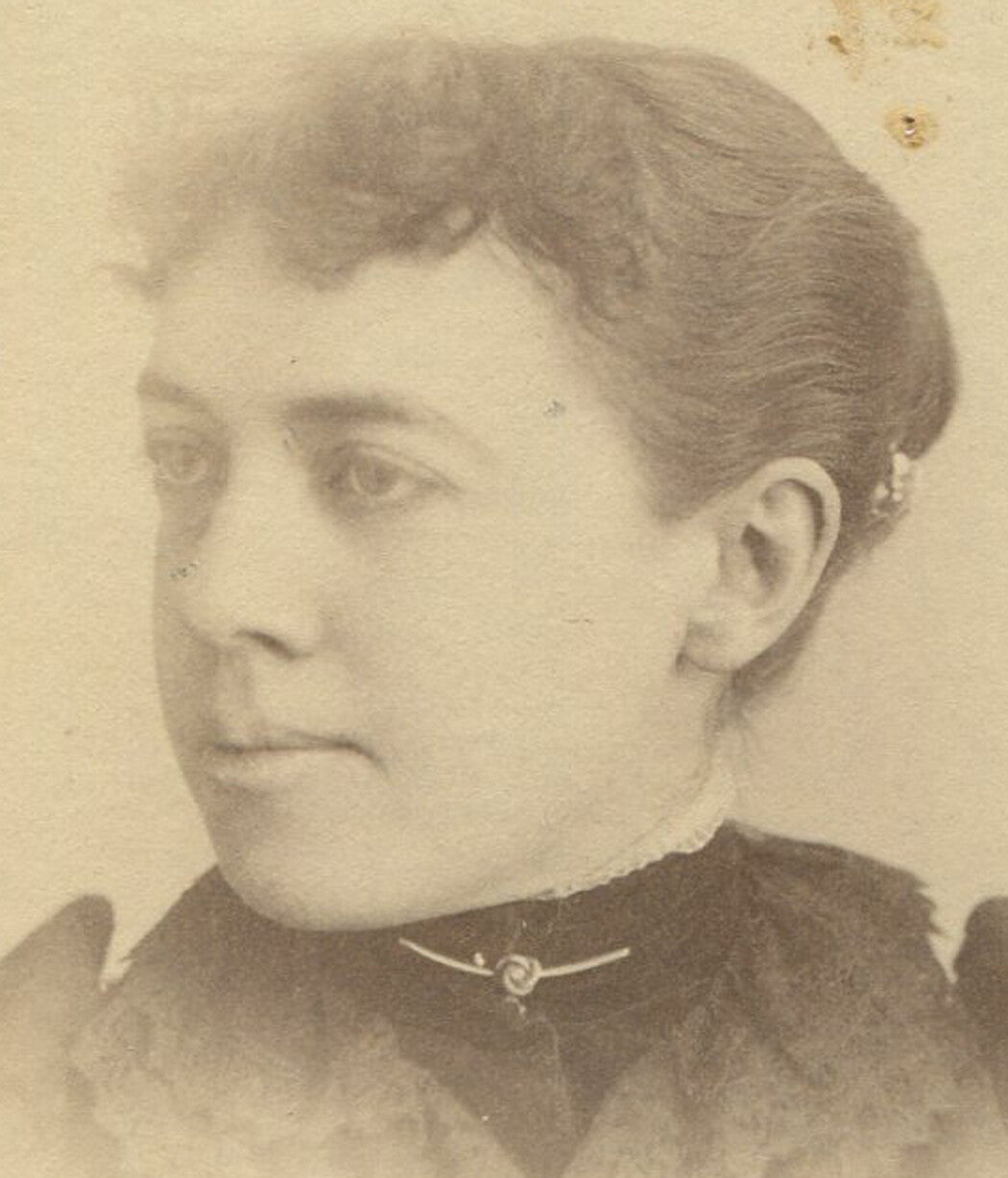 WOMAN PLANNING HER ESCAPE FROM LINCOLN, NEBRASKA. CABINET CARD.