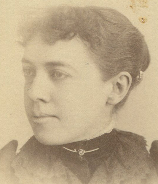 WOMAN PLANNING HER ESCAPE FROM LINCOLN, NEBRASKA. CABINET CARD.