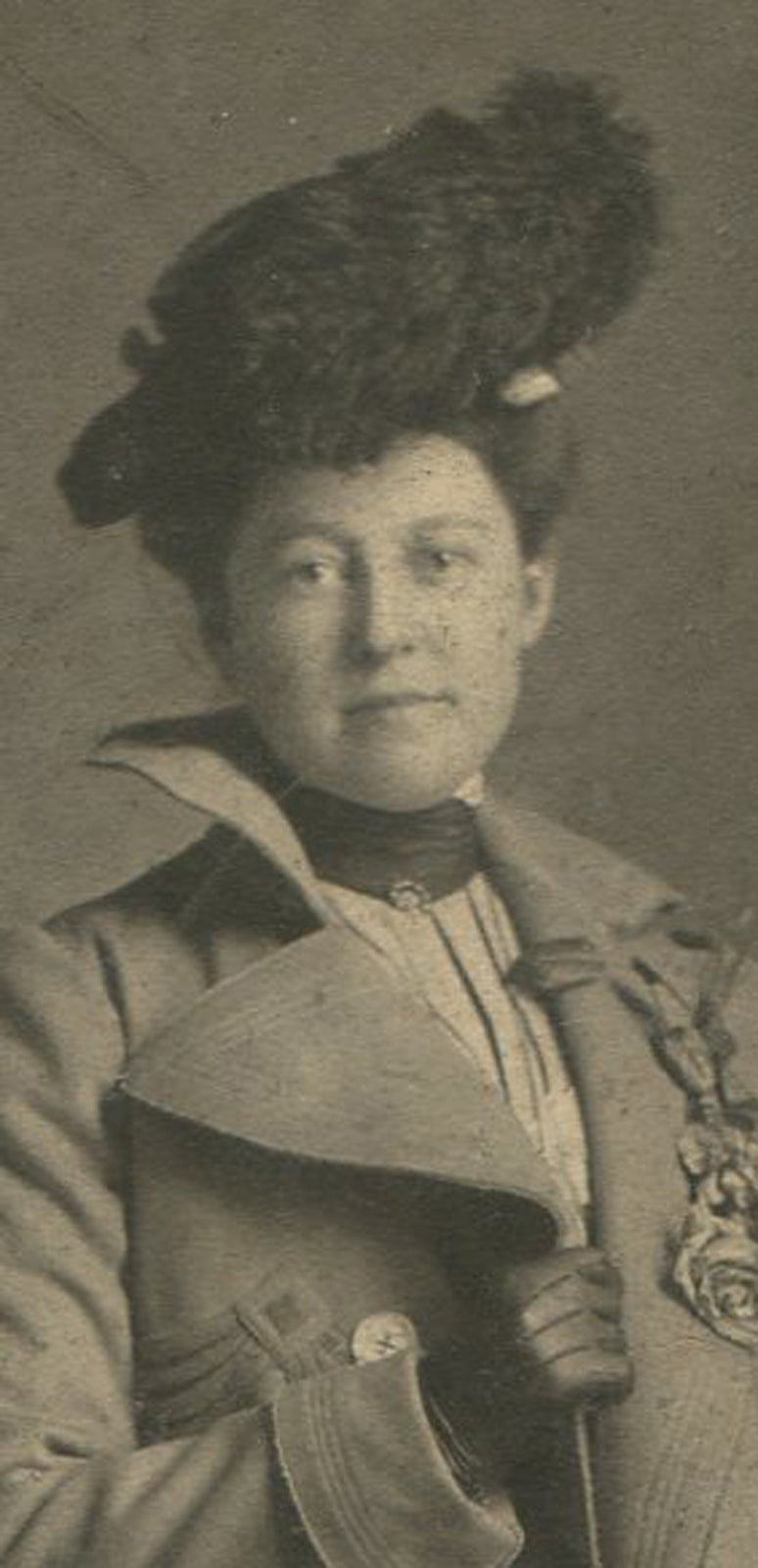 WOMAN IN HAT, GLOVES, WINTER COAT. SECRET AGENT POSE. CABINET CARD.