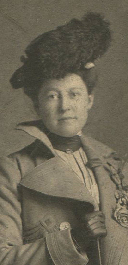 WOMAN IN HAT, GLOVES, WINTER COAT. SECRET AGENT POSE. CABINET CARD.