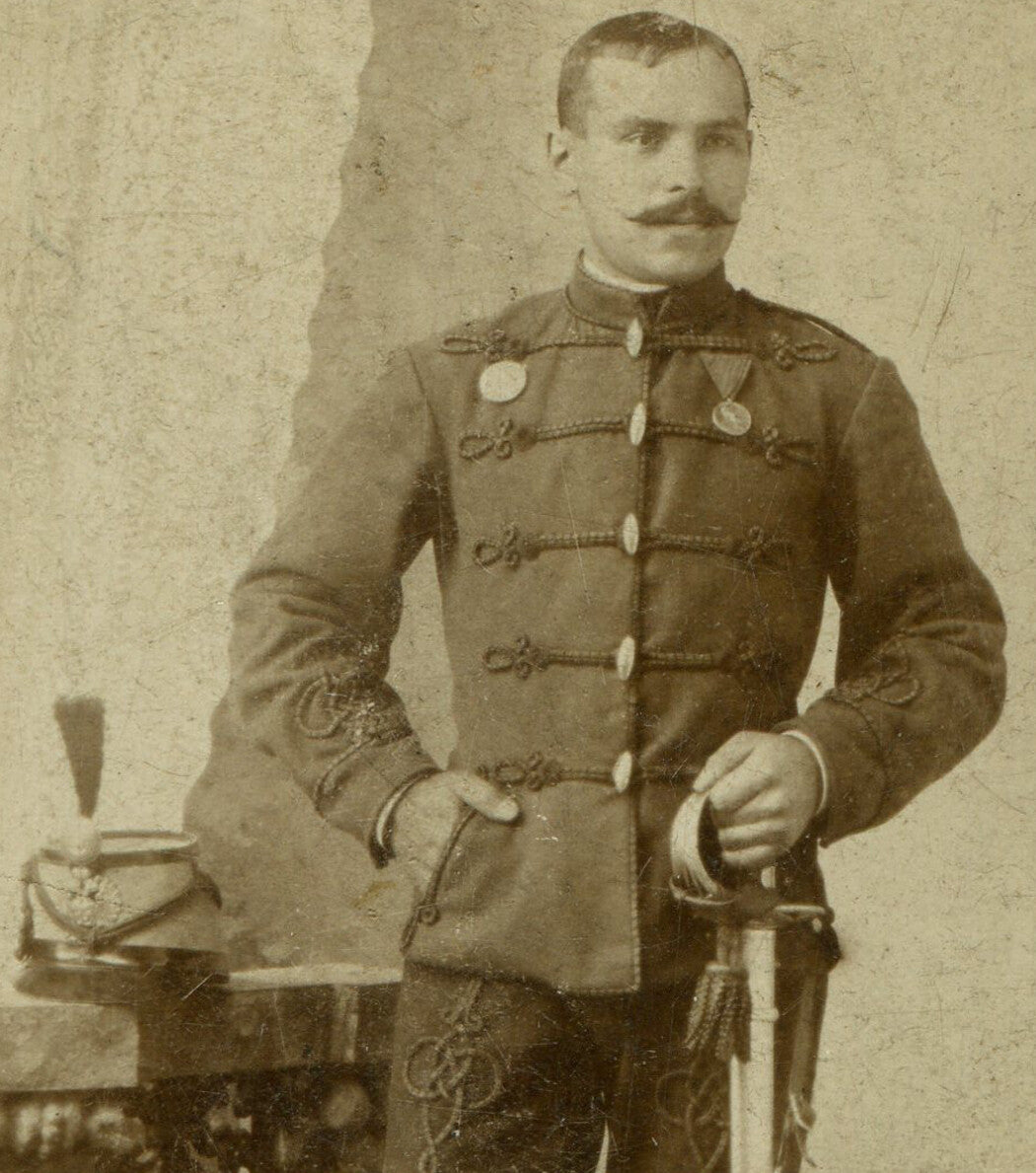 MAN IN MILITARY UNIFORM, SABER. CDV. GERMANY.
